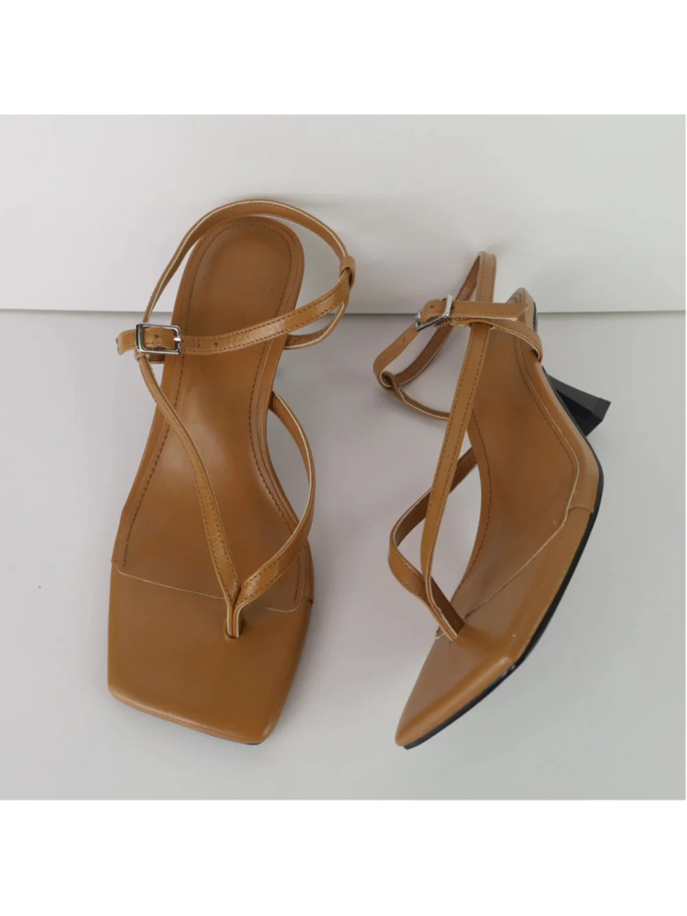 Marc Fisher LTD Calinda Sandals 5.5M Medium Natural Leather Thong Heels 0480
